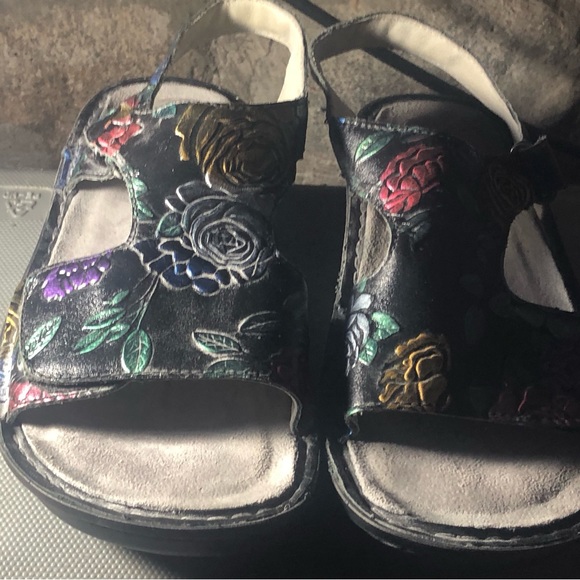 Alegria VIK-839 women's multi color embossed leather sandal Size 38/7.5US - Picture 10 of 14